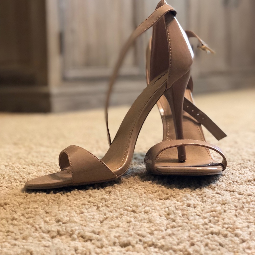 Great pair of nude heels